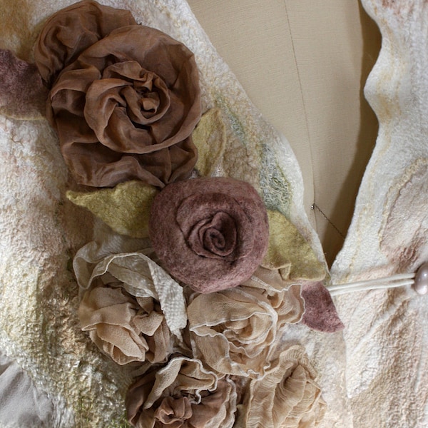 Nuno feutrage TUTORIEL feutre fabrication d'instructions décoration écharpe manteau avec des fleurs roses tutoriels humides cape motif textures envelopper châle écharpe