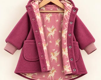Könnte beinhalten: Ein magentafarbener Fleece-Kapuzenmantel mit einem rosafarbenen Innenfutter, das ein wiederkehrendes Muster aus weißen geflügelten Einhörnern und kleinen Schmetterlingen zeigt. Der Mantel hat lange Ärmel mit Rippbündchen, zwei Taschen und Druckknöpfe.