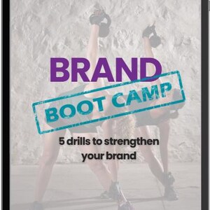 Op de afbeelding: Een digitale tablet toont de woorden "BRAND BOOT CAMP" in paars en teal, met de tekst "5 oefeningen om je merk te versterken". Twee mensen worden getoond die oefenen met kettlebells. De achtergrond is een getextureerde, lichtgekleurde muur.