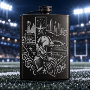 Puede incluir: Una petaca de metal negro mate con un grabado láser detallado del estado de Texas. El diseño incluye un casco de fútbol americano, un balón, un horizonte urbano, un estadio y estrellas. Cuenta con un tapón de rosca con brazo articulado.