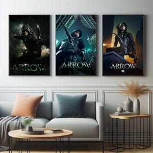 Puede incluir: Tres carteles enmarcados con el superhéroe "Arrow". Cada cartel muestra una pose de acción diferente del personaje, con el título de la serie en un lugar destacado. Los carteles tienen una combinación de colores oscura y dramática, con la palabra "ARROW" en verde.