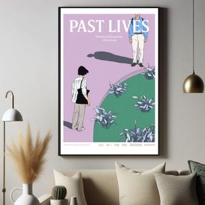 Puede incluir: Una impresión artística enmarcada con el título "PAST LIVES" en letras mayúsculas blancas. La obra de arte representa dos figuras sobre un fondo lavanda, con un área circular verde con plantas. La impresión está en un marco negro.