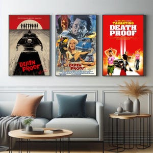 Puede incluir: Tres carteles enmarcados de la película "Death Proof" de Quentin Tarantino. Los carteles presentan gráficos y texto llamativos sobre un fondo rojo. Los carteles se exhiben sobre un sofá gris con cojines decorativos.