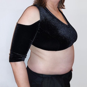 Choli Bauchtanz Tribal Style, Cup 95D, Choli-Variante "Birgit", FCBD®, ATS®, mit Cold Shoulder, aus Stretch Samt