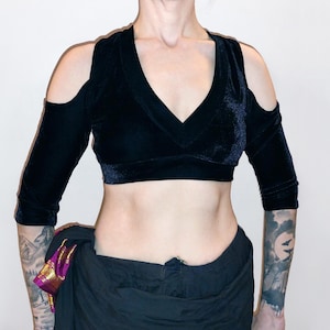 Choli belly dance tribal style, cup 70C, choli variant "Natha", for FCBD®, ATS®, with cold shoulder, made of stretch velvet