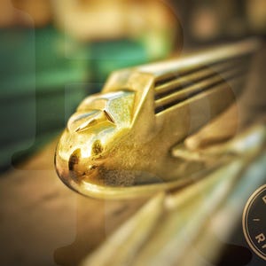 Golden Grit: Vintage Kühlerfigur Druck – Klassische amerikanische Wandkunst – Digitaler Download von Bear Ransom Photography