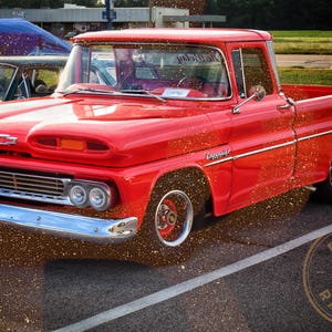 Puede incluir: Una camioneta Chevrolet roja clásica con detalles cromados y un parachoques delantero plateado. La camioneta está estacionada sobre una superficie de asfalto. La camioneta tiene un diseño vintage con interior rojo y parrilla cromada.