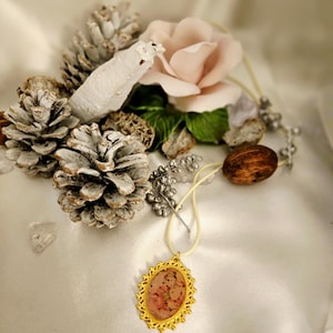 Vintage Style Cameo Pendant Necklace – Gold Frame with Pink Floral Lady Design – Elegant Victorian Inspired Jewelry