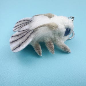 Encantador llavero de peluche de polilla hecho a mano: ¡un compañero natural caprichoso para llaves y bolsos!
