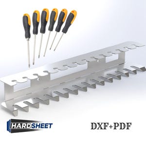 Puede incluir: Un soporte metálico para destornilladores con una fila de ranuras y una fila de soportes angulados. Se muestran seis destornilladores con mangos negros y amarillos encima del soporte. El texto "HARD SHEET" y "DXF+PDF" son visibles.