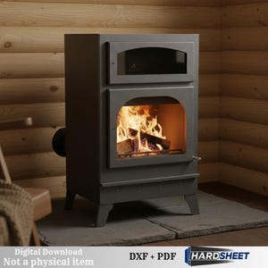 以下が含まれることがあります： ガラス扉から炎が見える、濃い灰色の長方形の薪ストーブ。ストーブには小さな上窓があり、石の暖炉の上に置かれています。背景には木製のパネルが使用されています。