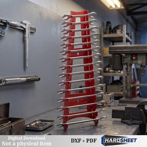 Può includere: Un supporto organizzatore in metallo rosso per chiavi inglesi che sostiene una fila verticale di chiavi combinate argentate. Il supporto è progettato per lo stoccaggio e l'organizzazione degli attrezzi. L'immagine include il testo Digital Download, Not a physical item, DXF + PDF, HARDSHEET.