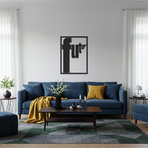 Puede incluir: Un salón con un sofá azul, cojines y una manta amarilla. Una mesa de centro de madera oscura y una alfombra geométrica están frente al sofá. Una obra de arte enmarcada en negro con la palabra "futur" cuelga de la pared.