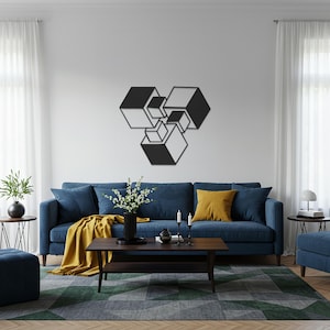 Può includere: Un soggiorno moderno con un divano blu navy, cuscini gialli e blu e un tavolino in legno scuro. Un tappeto geometrico e un'opera d'arte murale in metallo nero con un design a cubo sono visibili. Tende bianche incorniciano la stanza.