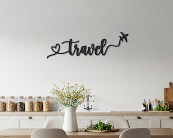 Arte mural de metal de viaje: escritura moderna, avión y rastro de corazón