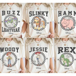 Disney Characters Shirt, Disney Pixar Retro Toy Story Shirt, Vintage Slinky Woody Buzz Jessie Rex Lotso Tee, Mickey and Friends Group shirt afbeelding 3