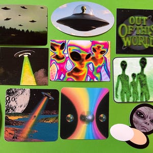 Może przedstawiać: Kolekcja naklejek o tematyce pozaziemskiej. Naklejki przedstawiają obrazy UFO, kosmitów i krajobrazów kosmicznych. Jedna naklejka zawiera tekst "OUT OF THIS WORLD" w kolorze zielonym. Paleta kolorów obejmuje zieleń, czerń i żywe kolory neonowe.