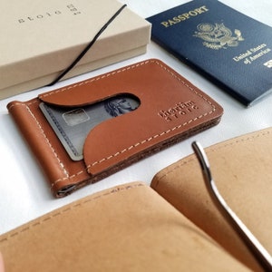 CARTEIRA STOIC (TAN) Carteira de couro minimalista 100% feita nos EUA, couro italiano cromado, prendedor de dinheiro em metal, dois bolsos externos