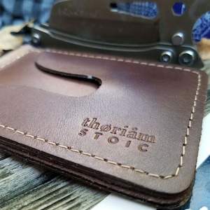 STOIC WALLET (ダークブラウン) ミニマリストレザーウォレット 100%アメリカ製クロムエクセルイタリアンレザー ガンメタルマネークリップ 外側にポケット2つ