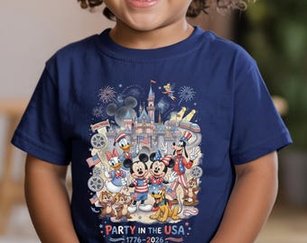 Puede incluir: Una camiseta azul marino de manga corta con un estampado gráfico de personajes de Disney, incluidos Mickey, Minnie, Donald, Daisy, Goofy, Pluto y Chip y Dale frente a un castillo. El texto dice PARTY IN THE USA 1776-2026 con fuegos artificiales.