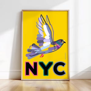 New York Taube mit Rahmen - Premium Holzrahmen - Gelb - Urbane Vogel Illustration - Fertig zum Aufhängen