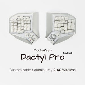 Può includere: Una tastiera ergonomica divisa con tasti bianchi e una cornice argentata. La tastiera presenta un trackball ed è etichettata "Dactyl Pro" con il testo "Customizable / Aluminium / 2.4G Wireless".