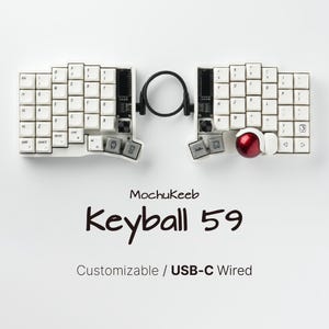 Può includere: Tastiera ergonomica divisa con tasti bianchi e dettagli neri. La tastiera è etichettata "Keyball 59" e "MochuKeeb". Una trackball rossa è sul lato destro. La tastiera è collegata tramite un connettore circolare nero. È visibile anche il testo "Customizable / USB-C Wired".