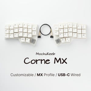 Puede incluir: Un teclado ergonómico dividido con teclas blanquecinas y un cable de conexión negro. El teclado está etiquetado como "Corne MX" y "Mochukeeb". El texto "Customizable / MX Profile / USB-C Wired" también es visible.