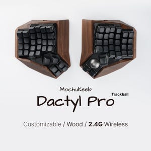 Può includere: Una tastiera ergonomica divisa con struttura in legno e tasti neri. La tastiera ha un trackball ed è etichettata "Dactyl Pro" con il testo "Customizable / Wood / 2.4G Wireless". È visibile anche il marchio "MochuKeeb".