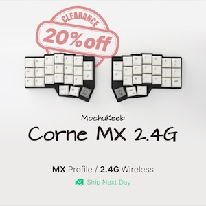 Può includere: Due tastiere divise nere con tasti bianchi su sfondo bianco. Le tastiere sono etichettate "Corne MX 2.4G" e "MochuKeeb". Un adesivo rosa e rosso "Clearance 20% off" è nella parte superiore dell'immagine.