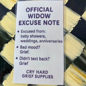 Puede incluir: Una tarjeta blanca con texto morado que dice "OFFICIAL WIDOW EXCUSE NOTE". Enumera excusas para eventos y dice "CRY HARD GRIEF SUPPLIES". El fondo presenta un patrón de tablero de ajedrez en blanco y negro, con pinceladas amarillas. La tarjeta está en una funda de plástico transparente.