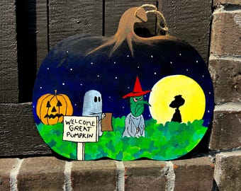 Tabliczka z napisem „Charlie Brown” na Halloween | Ręcznie malowana drewniana dekoracja w kształcie dyni