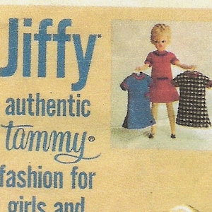 Könnte beinhalten: Eine Vintage-Werbung für Jiffy authentische Tammy-Mode für Mädchen und Jungen. Die Anzeige zeigt eine Puppe, die ein rotes Kleid trägt und zwei Kleider hält, eines blau und eines schwarz-weiß kariert.