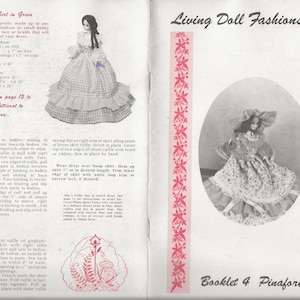 Può includere: Un libro vintage intitolato "Living Doll Fashions" con un bordo floreale rosa. Il libro presenta una foto in bianco e nero di una bambola che indossa un vestito a quadri verdi e bianchi con un bordo di pizzo bianco. Il libro è aperto a una pagina con le istruzioni per realizzare l'abito. La pagina include anche una piccola illustrazione di una felce e funghi.