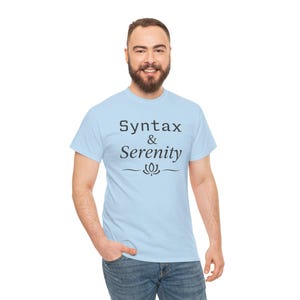 Camiseta Syntax & Serenity, camiseta de bienestar para programadores, top minimalista Tech Zen.