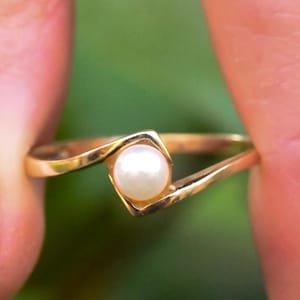 Vintage Pearl 9ct Yellow Gold Ring: Dainty Solitaire, 1980s. Dainty Stacking Ring, Unusual Jewellery, Elegant Minimalist Jewelry, England