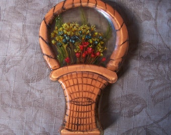 Vintage resin flower basket shape spoon rest.  T668-.50.