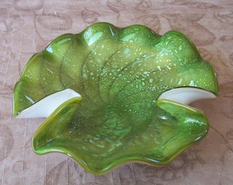 Vintage gorgeous green hand-made in Italy Venetian glass bowl.  B653-1.