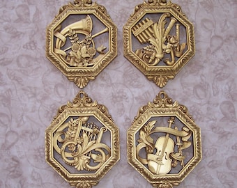 Vintage 1976 HOMCO music theme gold tone plastic wall décor.  B664-5.