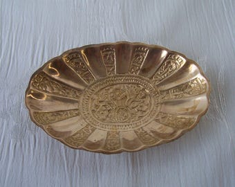 Vintage solid brass oval dish.  B896-1.25.