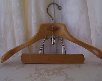 Vintage Setwell 18” wood suit hanger.  B627-.34.