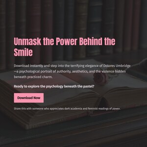 Może przedstawiać: Obraz z r&oacute;żowym tekstem "Unmask the Power Behind the Smile" nad otwartą książką z r&oacute;żą. Tekst zaprasza do zbadania psychologii Dolores Umbridge. Widoczny jest r&oacute;żowy przycisk "Download Now".