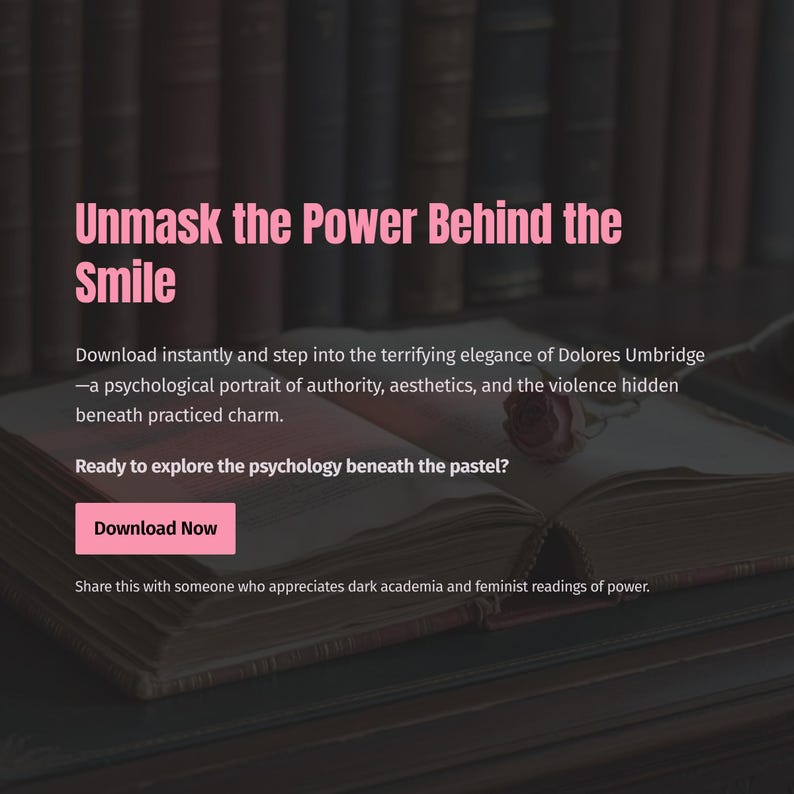 Może przedstawiać: Obraz z r&oacute;żowym tekstem "Unmask the Power Behind the Smile" nad otwartą książką z r&oacute;żą. Tekst zaprasza do zbadania psychologii Dolores Umbridge. Widoczny jest r&oacute;żowy przycisk "Download Now".