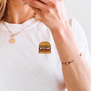 Ideia de design de camisa bordada de hambúrguer para trabalho em restaurante, camiseta engraçada de restaurante, bolso no peito, design de camiseta de hambúrguer, camiseta gráfica de comida