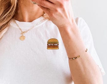 Idea de diseño de camiseta bordada con hamburguesa para ropa de trabajo en restaurantes, divertida camiseta de restaurante con bolsillo en el pecho, diseño de camiseta de hamburguesa, camiseta gráfica de comida