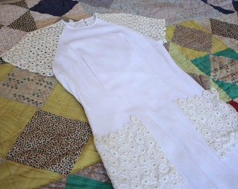 50s White Linen Wiggle Dress with Eyelet Lace Sleeves and Pockets Size XXS