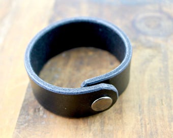 1" Black leather cuff, leather bracelet, simple leather bracelet, Minimalist Snapping Cuff, Class