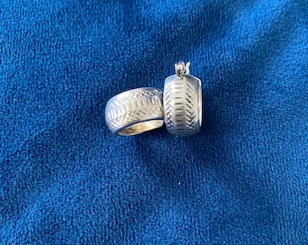 Delicados pendientes Huggies de plata de ley