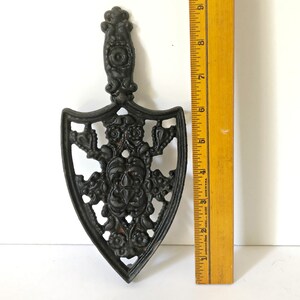 Cast Iron Trivet - Wilton Hot Plate - Primitive Kitchen Decor - Farmhouse Kitchen Wall Decor