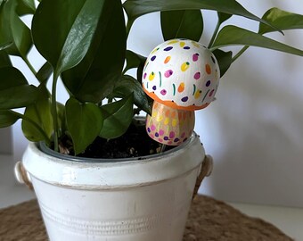 Estaca de madera para plantar hongos; Hongo de jardín de hadas pintado a mano en blanco, amarillo, naranja y morado.
